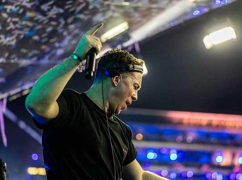 Waiting for the Drop – A szupersztár DJ-k felemelkedése és az EDM árnyoldalai