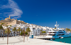 Ibiza sötét oldala: luxus a felszínen, nyomor a háttérben