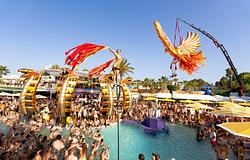 Az O Beach Ibiza megmutatta, mibe rejtik az italokat a vendégek