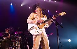 Orville Peck őszintén vallott öngyilkossági kísérletéről és új albumáról