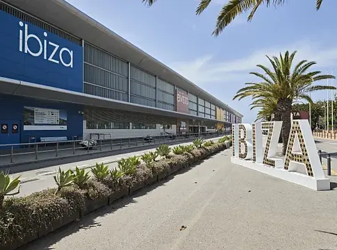 Így jutsz el az ibizai repülőtérről a szigetre – egyszerűbben, mint hinnéd