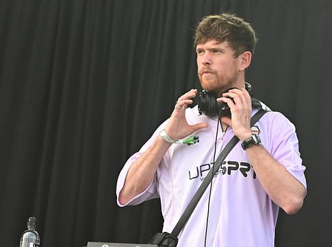 James Blake új zenét sejtet friss stúdióvideójával