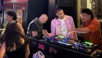 Areola DJ-pult mögé állt egy londoni pubban