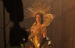 Anne Hathaway alakítását részben Taylor Swift koncertjeiből formálta meg a Mother Mary rendezője