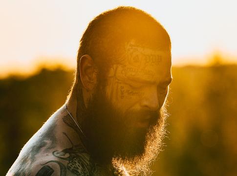 Post Malone megható módon tisztelgett a tragikusan elhunyt Marshawn Kneeland előtt a Hálaadás-napi Halftime Show-ban