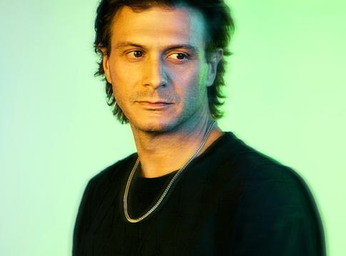 Alex Cecil új kislemeze: futurisztikus groove-ok a Bump Itben