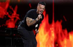 Robbie Williams visszaszólt a „bully” podcasternek: „Én igazi redcoat vagyok. Te meg igazi bully”