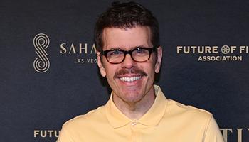 TikTok: moderátori hiba miatt maradhatott tovább élő Perez Hilton önsértő közvetítése