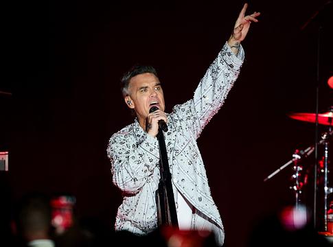 Robbie Williams, Nicole Scherzinger és Laura Pausini együtt énekli a FIFA-himnuszt