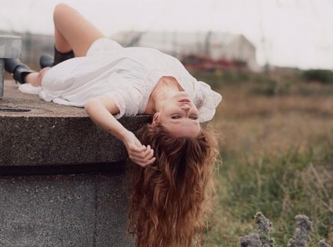 Rosie Carney a fiatalság emlékeihez nyúl vissza a Sixteen című új dalában