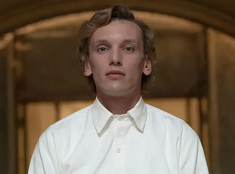 Jamie Campbell Bower DJ-pult mögé állt a Comic-Con afterpartiján