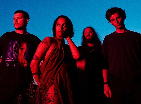 Mandy, Indiana új kislemezzel vezeti fel az „Urgh” című albumot