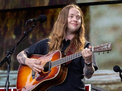 Billy Strings sisakban lépett fel, miután a színpadon fejbe dobták