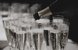 Egy korty, amely mindent megváltoztatott: droggal töltött pezsgő tragédiája Weidenben