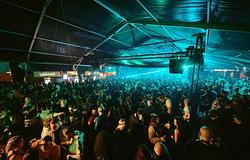 A Caprices Festival 2026-ban új helyszínen, új energiával tér vissza