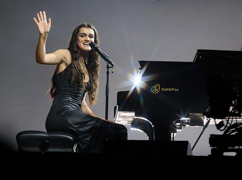 Amaia történelmet írt a Tiny Deskben: összecsukható székre emlékeztető fuvolán játszott
