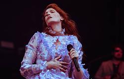Florence + The Machine főműsoridőben a Readingen: „put your phones the fuck away” és teljes közös éneklés az esőben