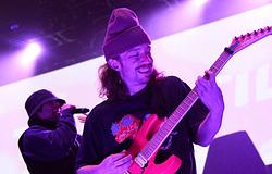 Volt Turnstile-gitáros önvédelemre hivatkozik a vád szerint autóval elgázolt énekes apja ügyében