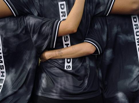 Umbro és Drumsheds közös futballmezt mutatott be az Enfield Town FC-vel