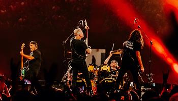 Metallica 20 ezer fonttal segítette a cardiffi élelmiszerbankot a teltházas koncert után