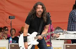 Dave Grohl villant: „These are too easy!” a Track Starban