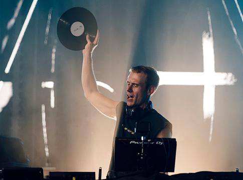 Armin van Buuren rövidfilmben vizsgálja a tánctér pszichológiáját