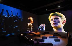 Bepillantás a David Bowie: You’re Not Alone élménybe a londoni Lightroomban