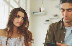 A figyelem rejtett jele: mit árul el a pislogás hallgatás közben