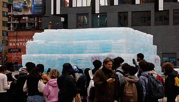 Drake jégkockába rejtette az Iceman megjelenését, a rajongók csákányokkal estek neki Torontóban