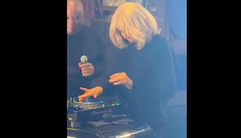 Brigitte Macron DJ-pult mögött: jótékonysági meglepetés Franciaország First Ladyjétől