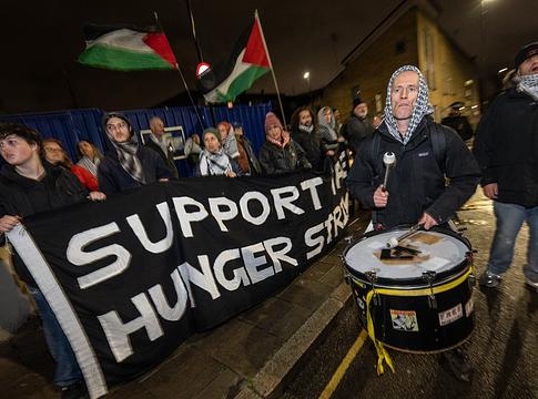 A Massive Attack és a Kneecap humanitárius beavatkozást sürget brit éhségsztrájkolók ügyében