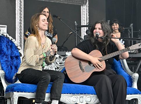 Lucy Dacus és Julien Baker együtt énekelte a Bullseye-t az Outside Landsen
