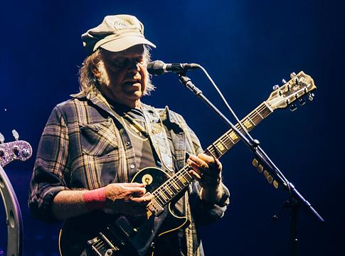 Neil Young felszólít: „Ébredjetek fel” Amerika válságában