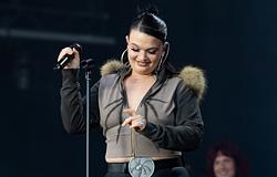 Lola Young a Radio 1’s Big Weekendjén mutatta be élőben a James Blake-kel közös From Down Here-t