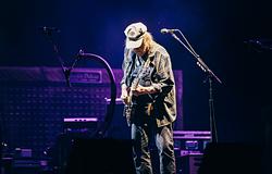 Neil Young új lemezén három, 63 éve írt dala is helyet kapott