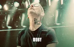 Moby klasszikusokkal tért vissza a Coachella Mojave színpadára