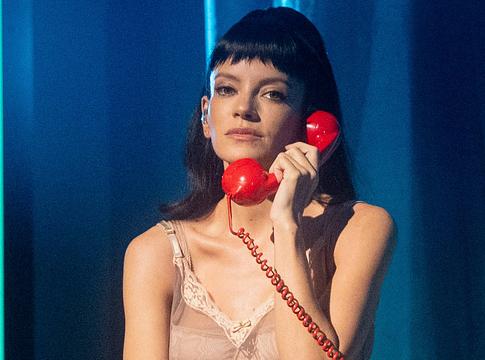 Lily Allen elmondta, miért nem beszél a közönséghez a koncertjein
