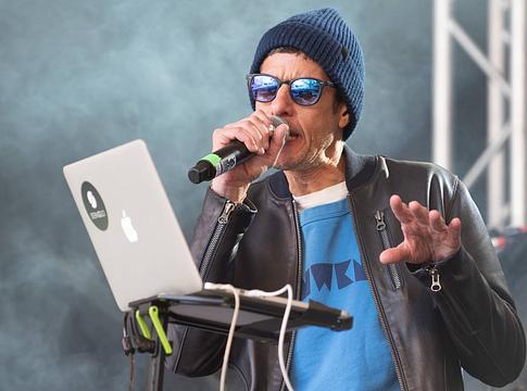 Mike D szólóban tér vissza: itt a Switch Up