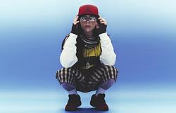 Billie Eilish megható gesztussal köszönte meg egy rajongójának, hogy megvédte őt a koncertjén