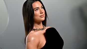 Dua Lipa új szerepben: vígjátékban debütál az A24 filmjében