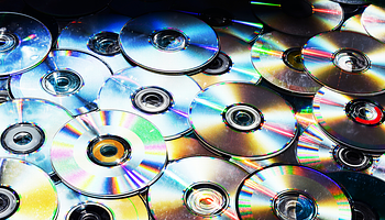 Felfüggesztett börtönt kapott az illegális mix-CD-k árusítója