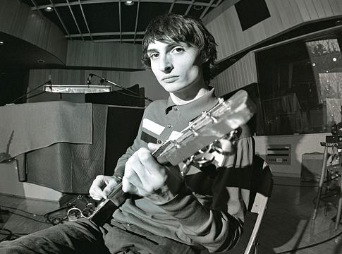 Finn Wolfhard új albummal jön: itt az első dal a Fire From The Hipről
