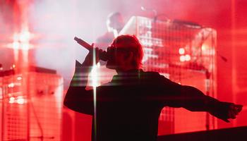 RÜFÜS DU SOL fénybe borította a chicagói Wrigley Fieldet
