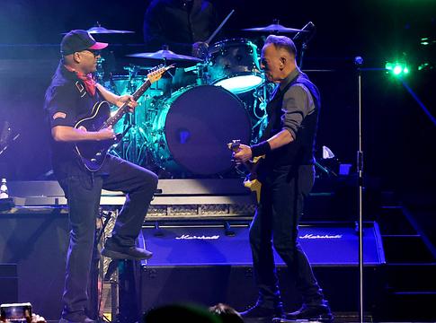 Bruce Springsteen kiadta a Purple Rain élő felvételét Minneapolisból Tom Morellóval
