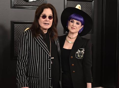 Kelly Osbourne fia játékból idézte meg Ozzy legendás denevéres pillanatát