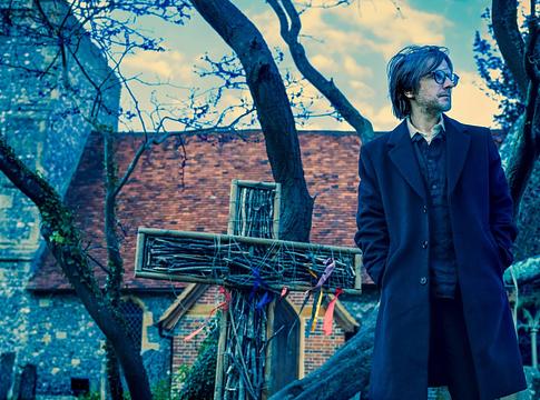 Steven Wilson az emberi hibákat választja az AI helyett