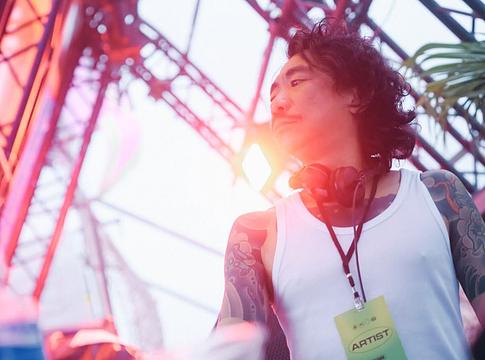 DJ Nobu félbeszakította genfi szettjét a közönség viselkedése miatt