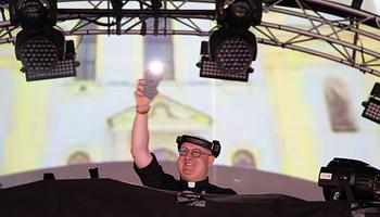 Százezres rave DJ-Pappal Buenos Airesben: megemlékezés Ferenc pápáról a Plaza de Mayón