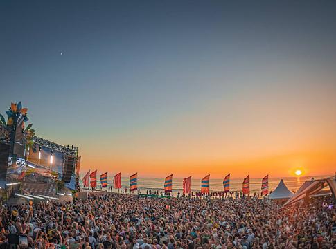 A Luminosity Beach Festival 2026 újra visszahozza a trance varázsát Zandvoort homokjára