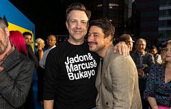 Jason Sudeikis a Mumford & Sons színpadán énekelte el a Ted Lasso főcímdalát